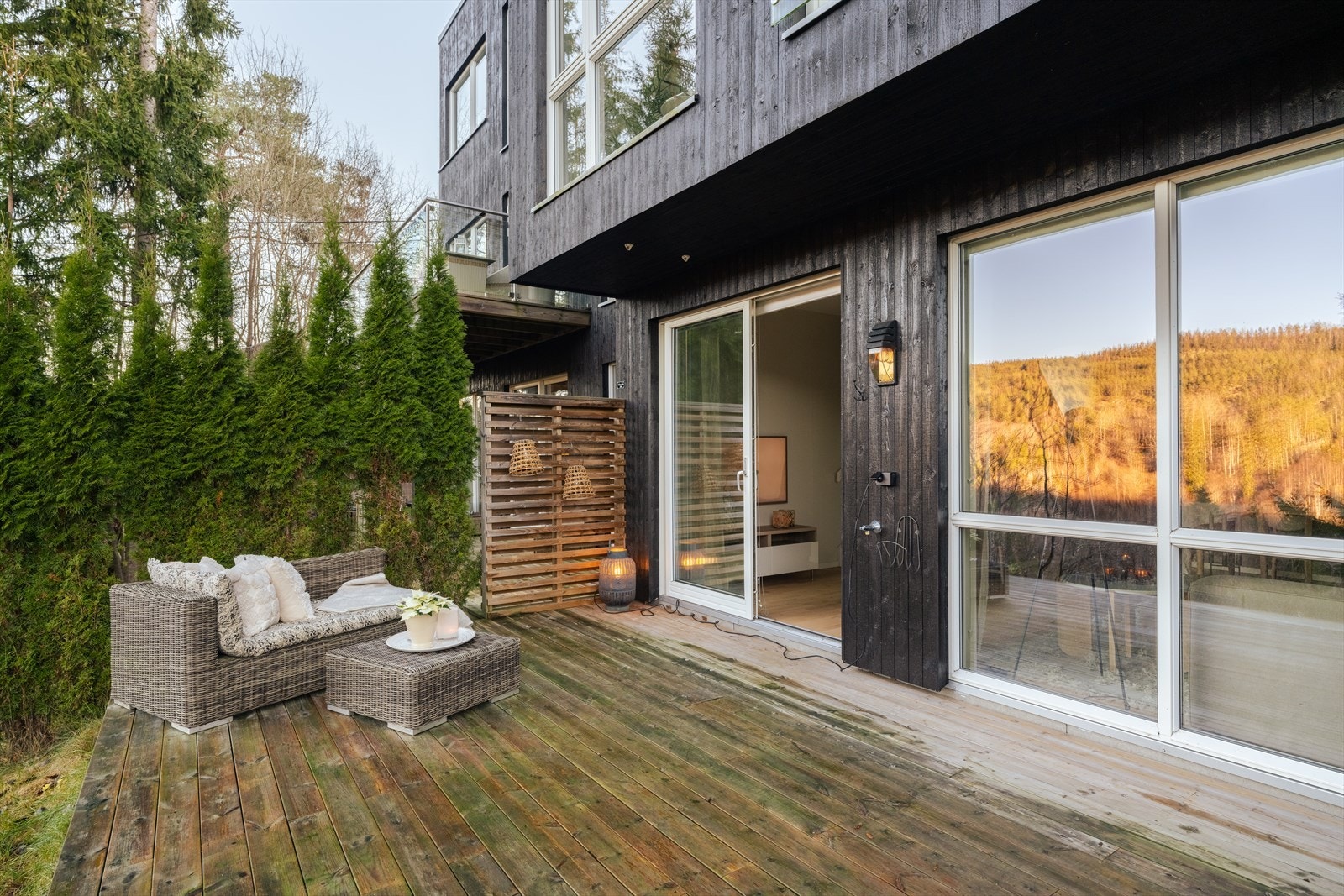 Romslig vestvendt terrasse på ca. 20 m2 med gode solforhold. Galleribilde