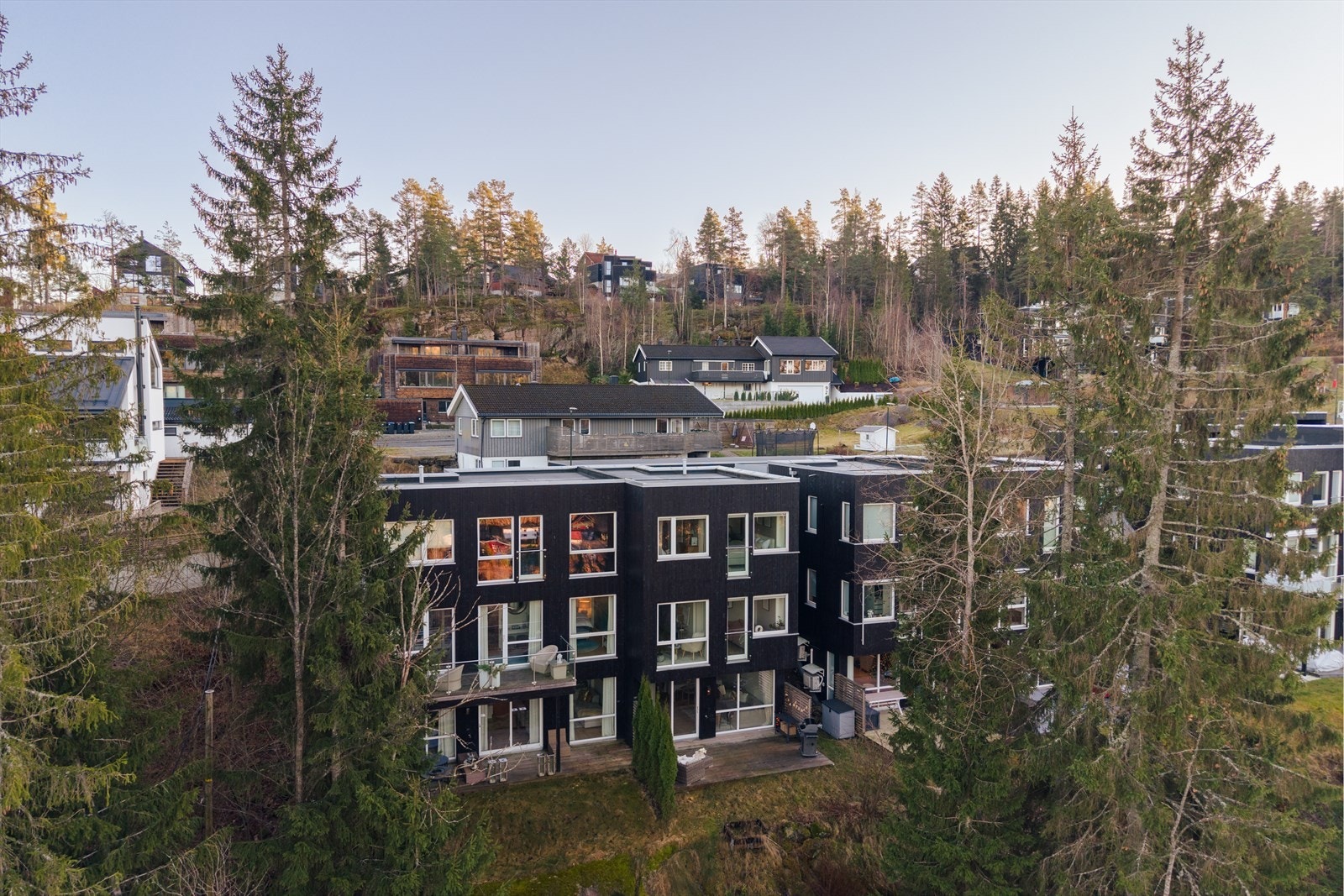 Meget delikat halvpart av vertikaldelt tomannsbolig over tre plan med nydelig beliggenhet tett på naturen. Galleribilde