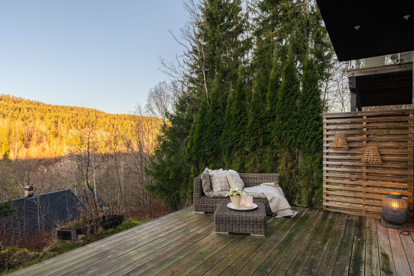 Solforhold med sol fra ca. kl. 14 og frem til solnedgang rundt kl. 21 på sommerstid. Rundt middagstid kan enkelte trær gi noe naturlig skygge. Galleribilde