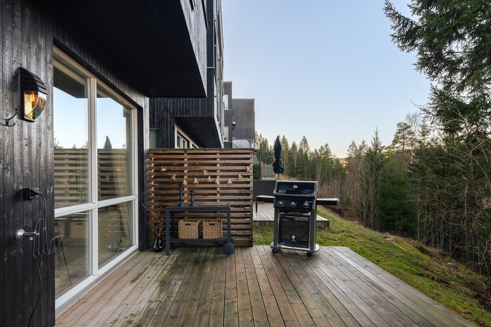 Terrassen er utstyrt med utelys, utekran og dobbel utvendig stikkontakt, noe som gir god funksjonalitet for bruk store deler av året. Galleribilde