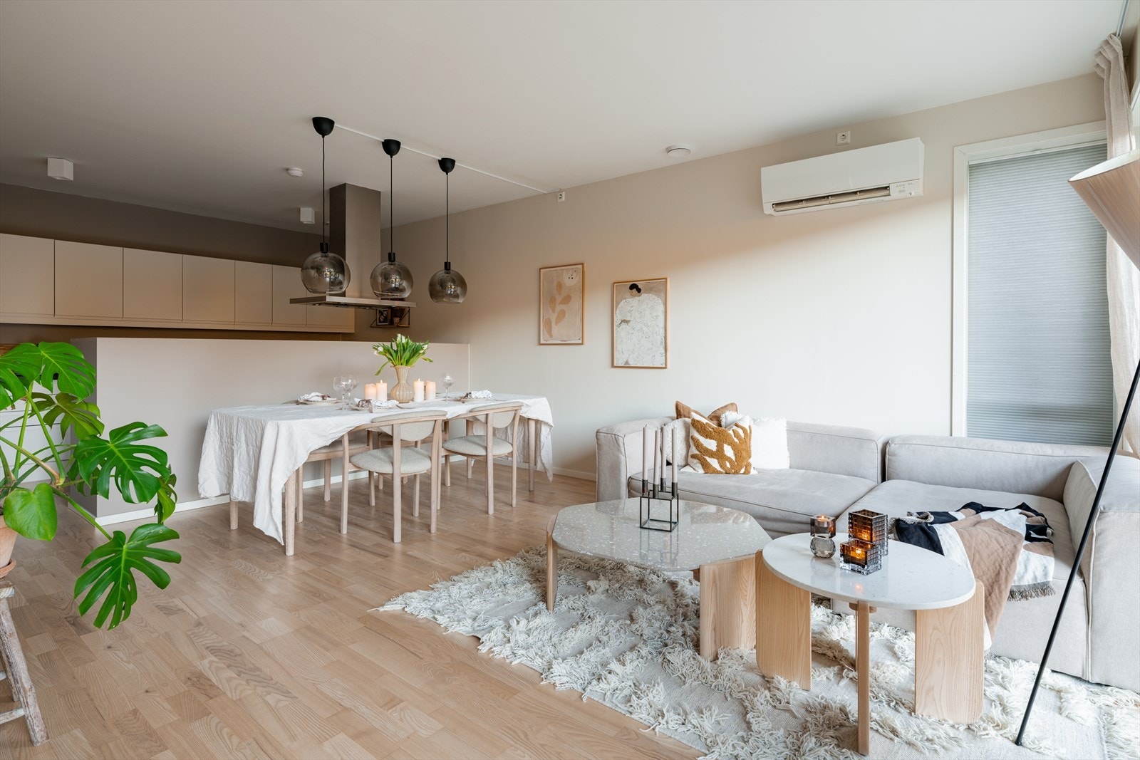 Stuen ligger i boligens 2. U. etasje og fremstår romslig og lys med god plass til både sofa- og spisegruppe. Galleribilde