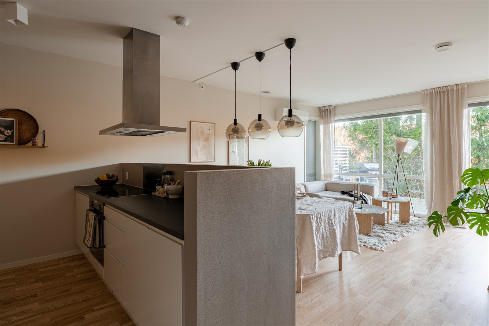 Kjøkkenet ligger i boligens 2. U. etasje i tilknytning til stuen og har innredning fra Sigdal med hvite, glatte fronter. Galleribilde