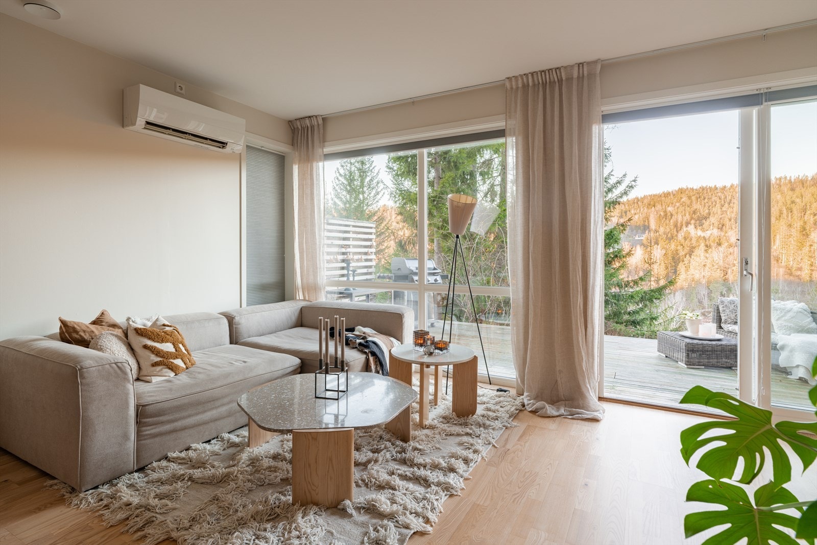 Fra stuen er det direkte utgang til vestvendt terrasse på ca. 20 kvm, som gir en fin forlengelse av oppholdsrommet. Galleribilde