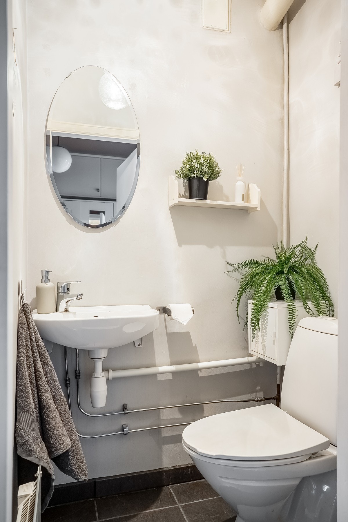 Separat toalettrom har adkomst fra entréen. Galleribilde