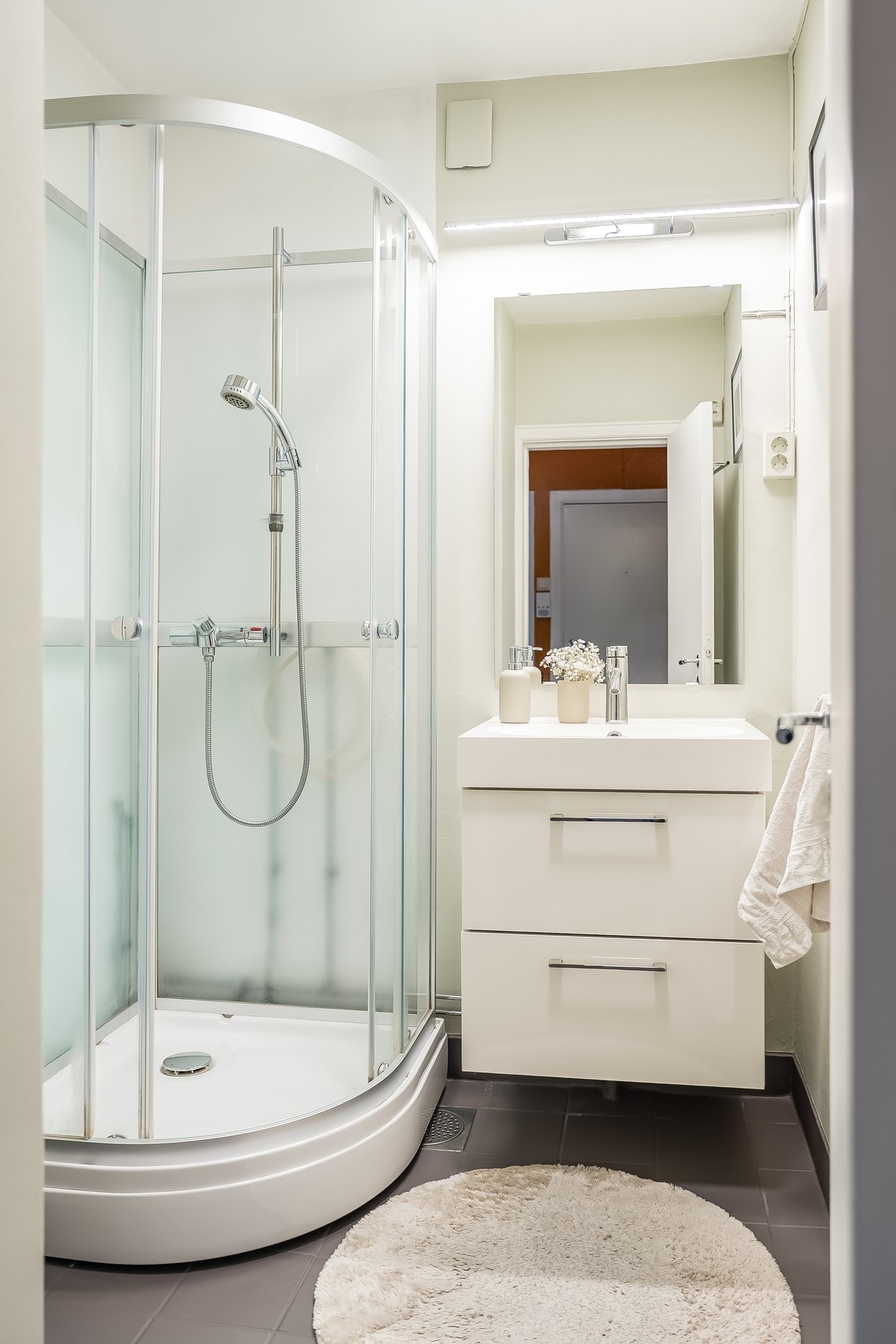 Badet har flislagt gulv og ble oppgradert med ny innredning og dusjkabinett i 2011. Galleribilde