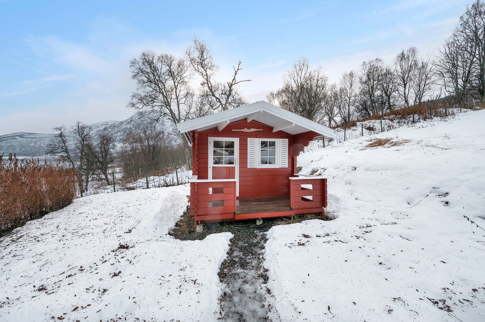 Dukkestue/utebod med god plass for oppbevaring. Galleribilde