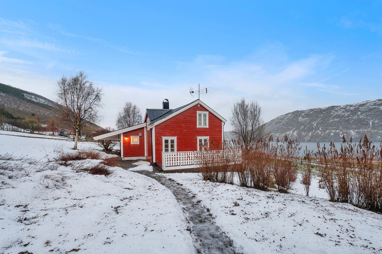Flott opparbeidet tomt med flere blomsterbed. Galleribilde