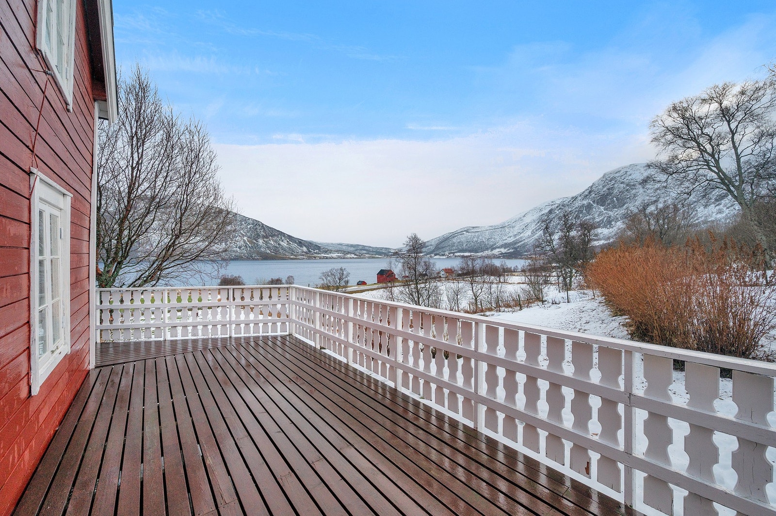 Terrassen er på ca. 59 kvm og nyter godt av flott utsikt og god solgang, her er det god plass for utemøbler. Galleribilde