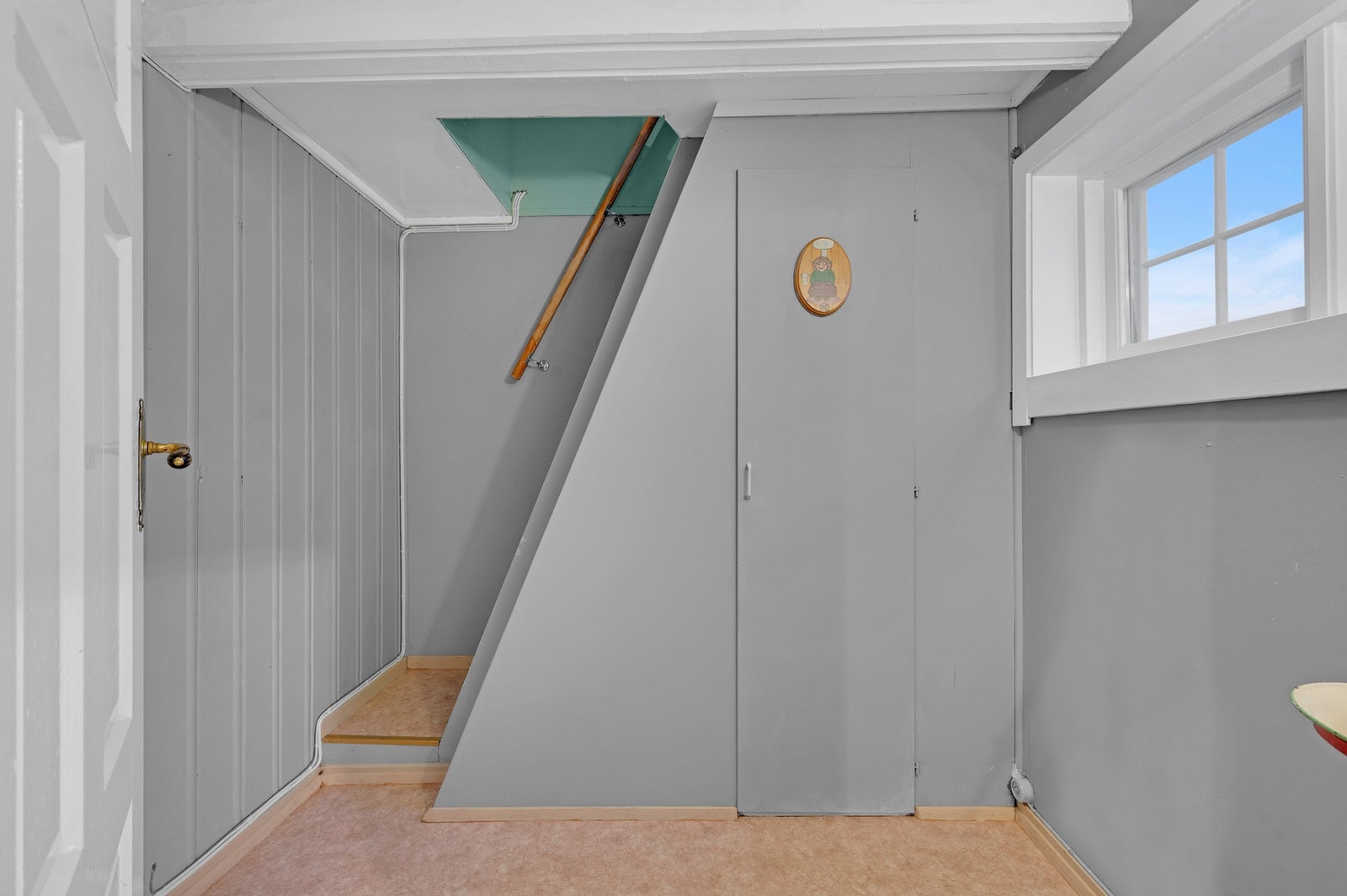 Trapperom med tolaett under trappa. Galleribilde