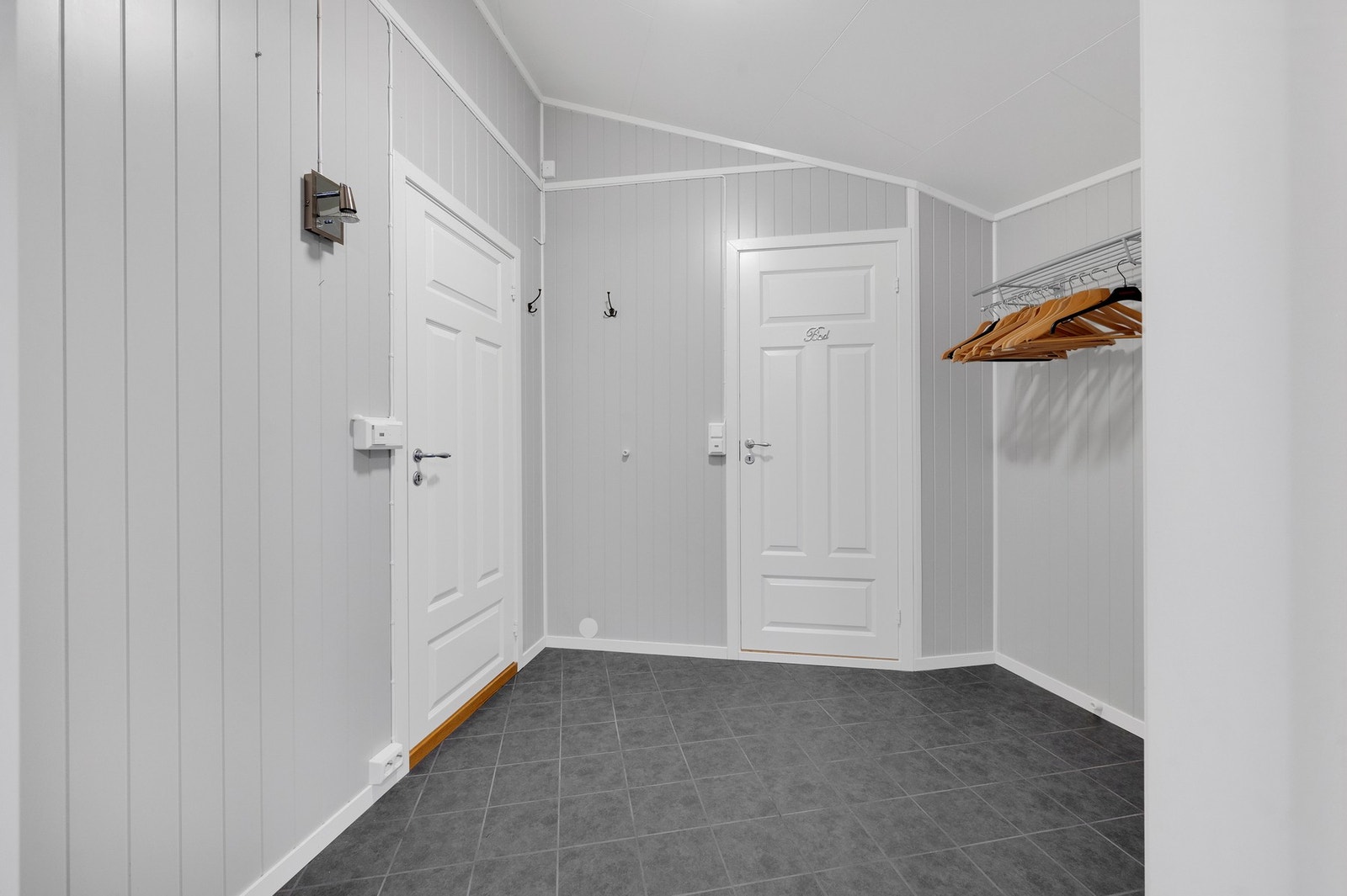 Gang med tilknytning til kjøkken, bad og yttergang. Galleribilde