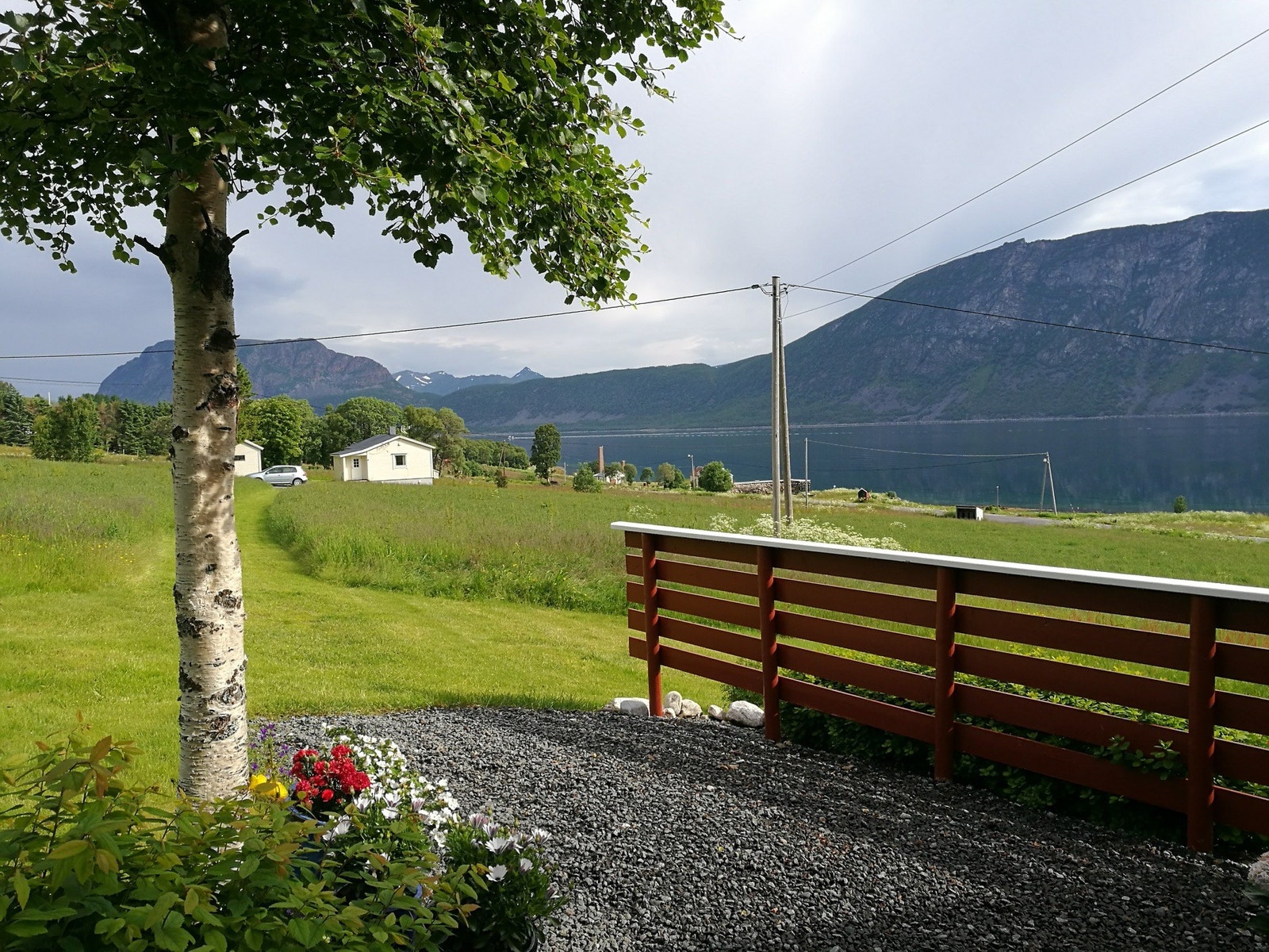Eiendommen har flott opparbeidet tomt og omkranset av grøntareal. Galleribilde