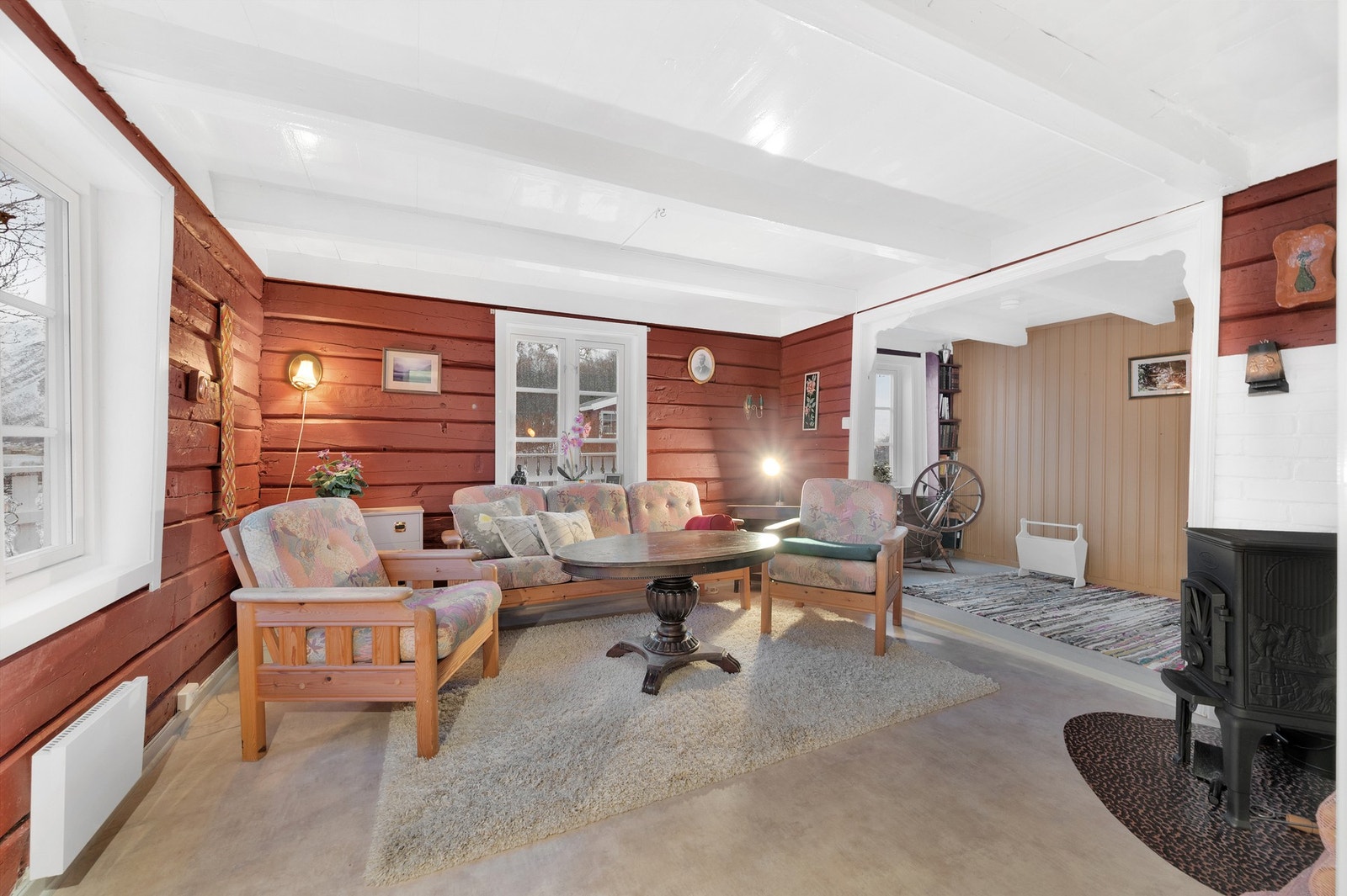 Lys og romslig stue med god plass for sittegruppe. Galleribilde