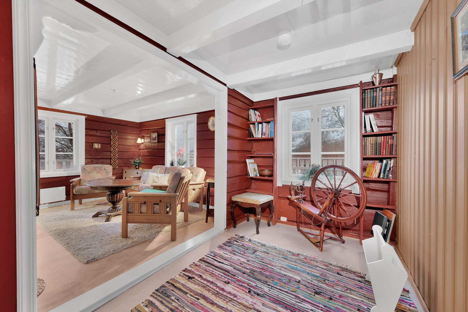 Stuen bærer preg av tømmerstil og har god plass for flere sittegrupper. Galleribilde