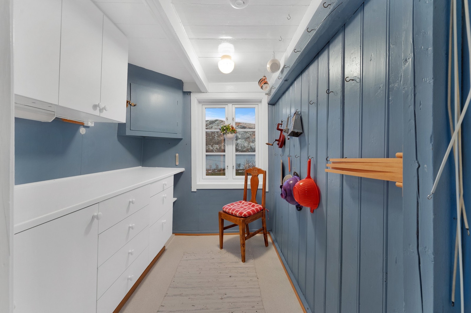 Godt med skap- og benkeplass. Galleribilde