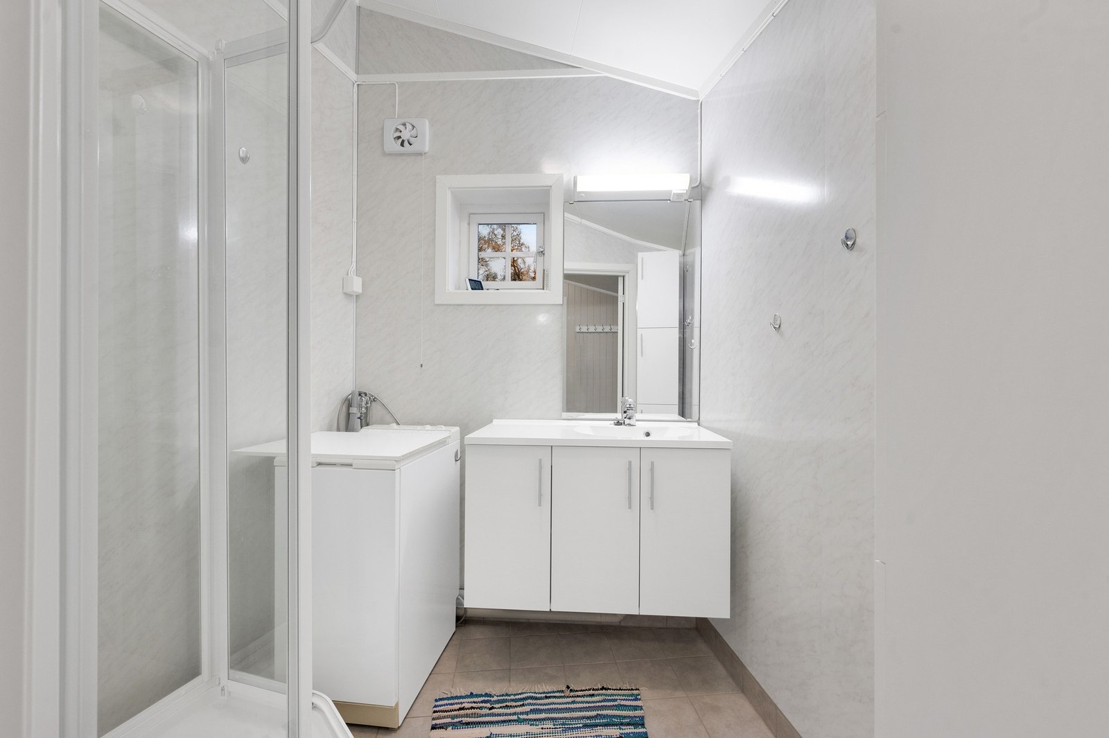 Bad med dusjkabinett og opplegg for vaskemaskin. Galleribilde