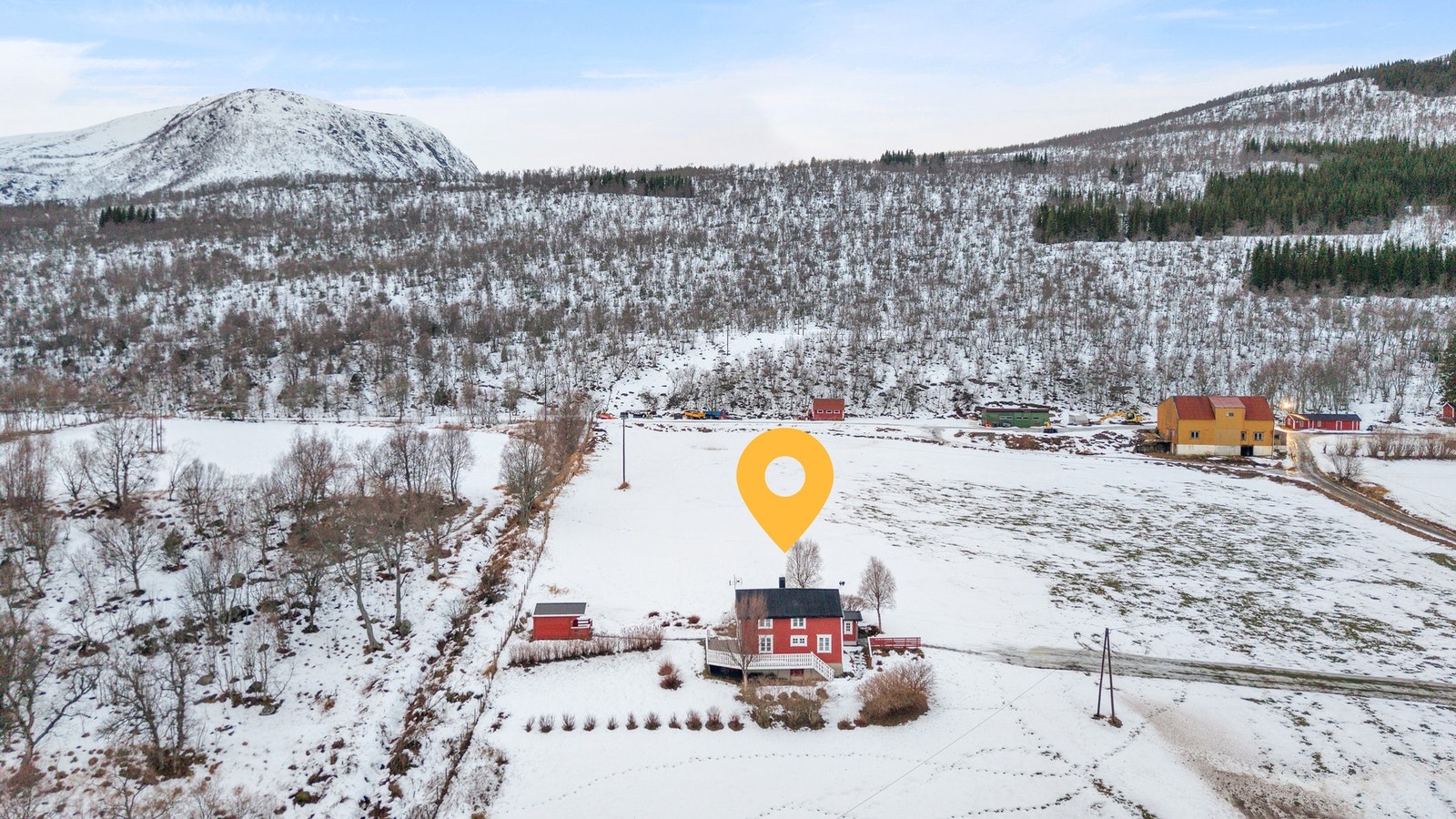 Eiendommen ligger fint til i terrenget med en tilbaketrukken beliggenhet. Galleribilde
