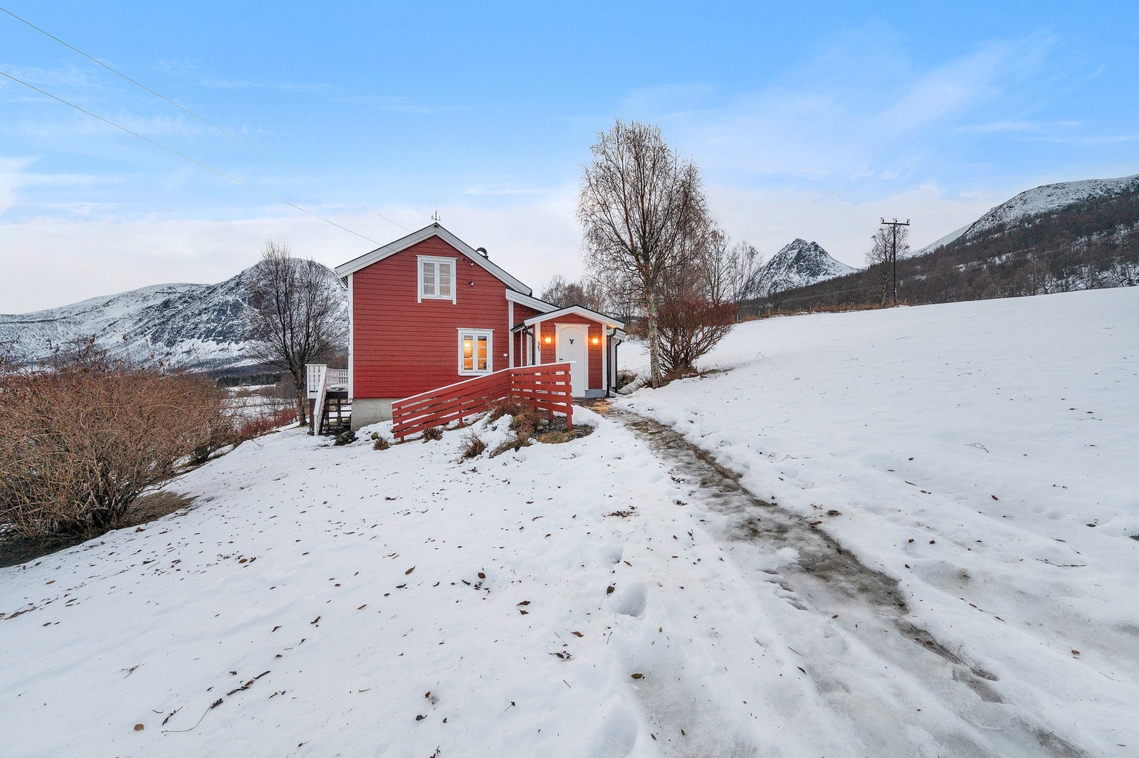 Hytta ligger fint til med en skjermet og privat beliggenhet. Galleribilde