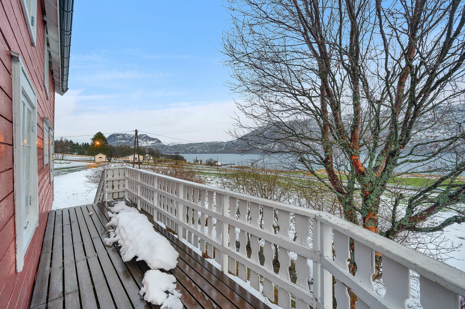 Balkongen strekker seg fra siden og i front av hytta. Galleribilde