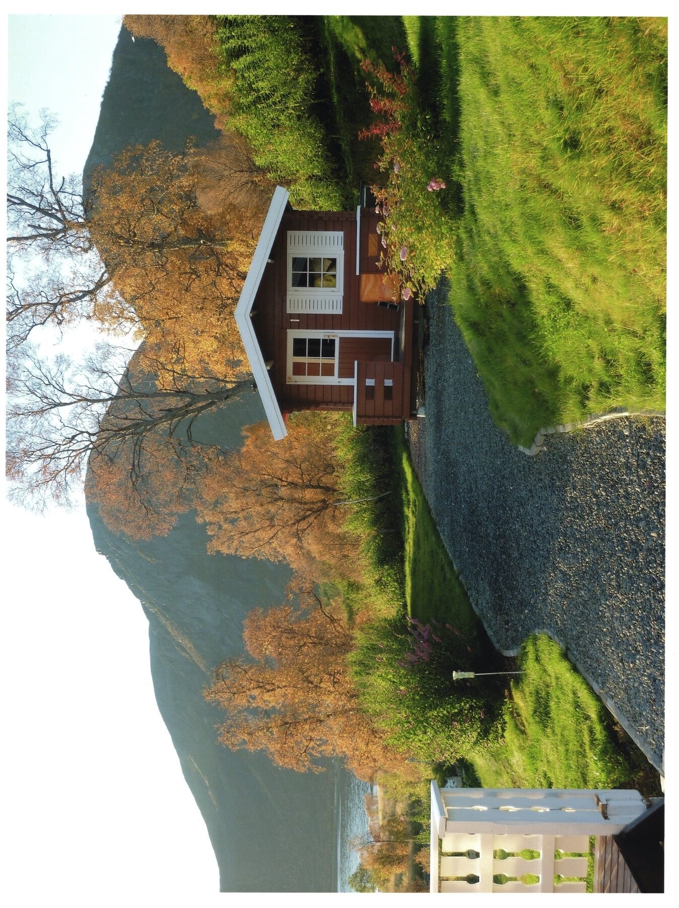 Gruset sti/vei til uthuset fra hytta. Galleribilde