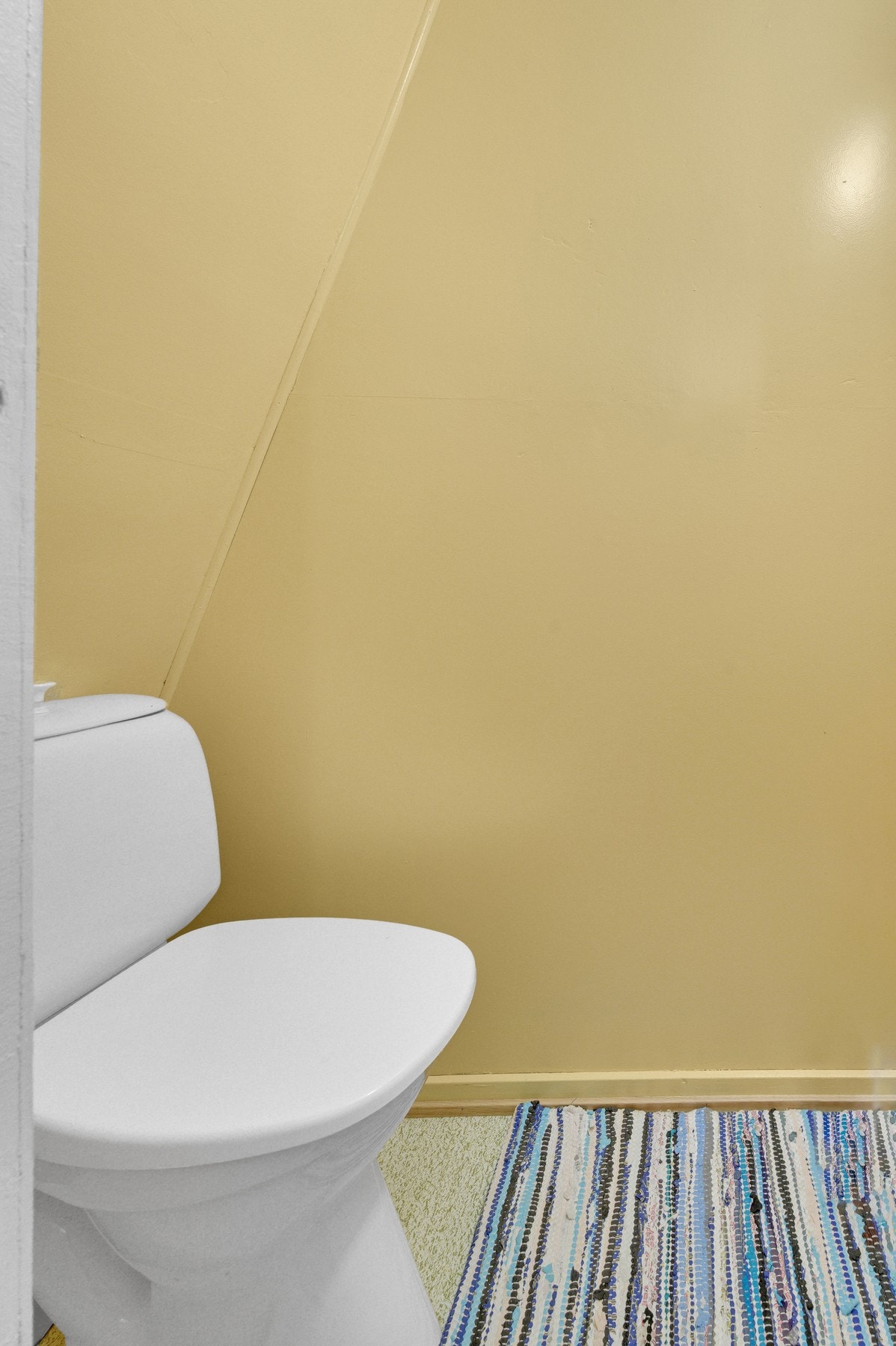 Toalettrom under trappa. Galleribilde