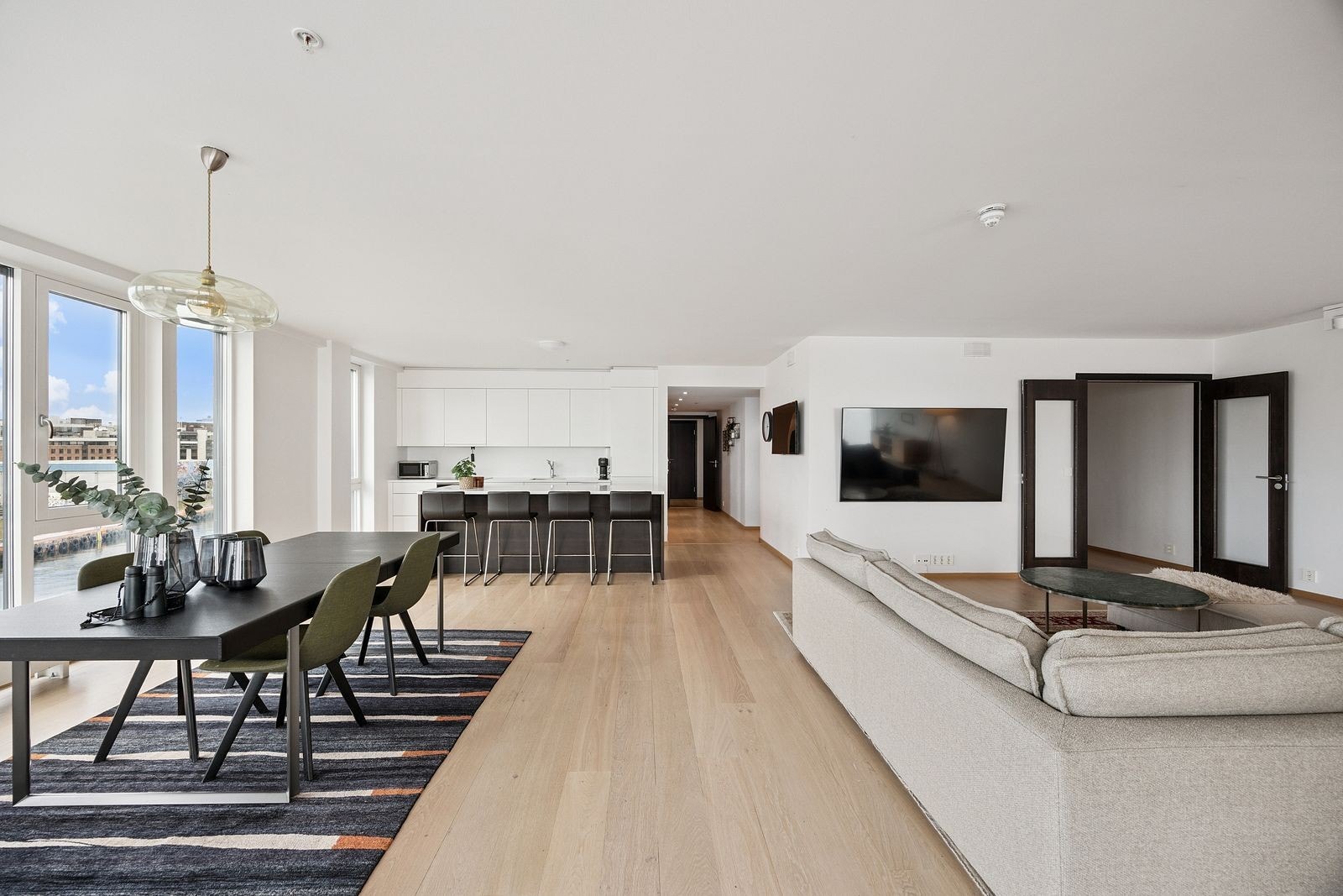 Stue med åpen kjøkkenløsning Galleribilde