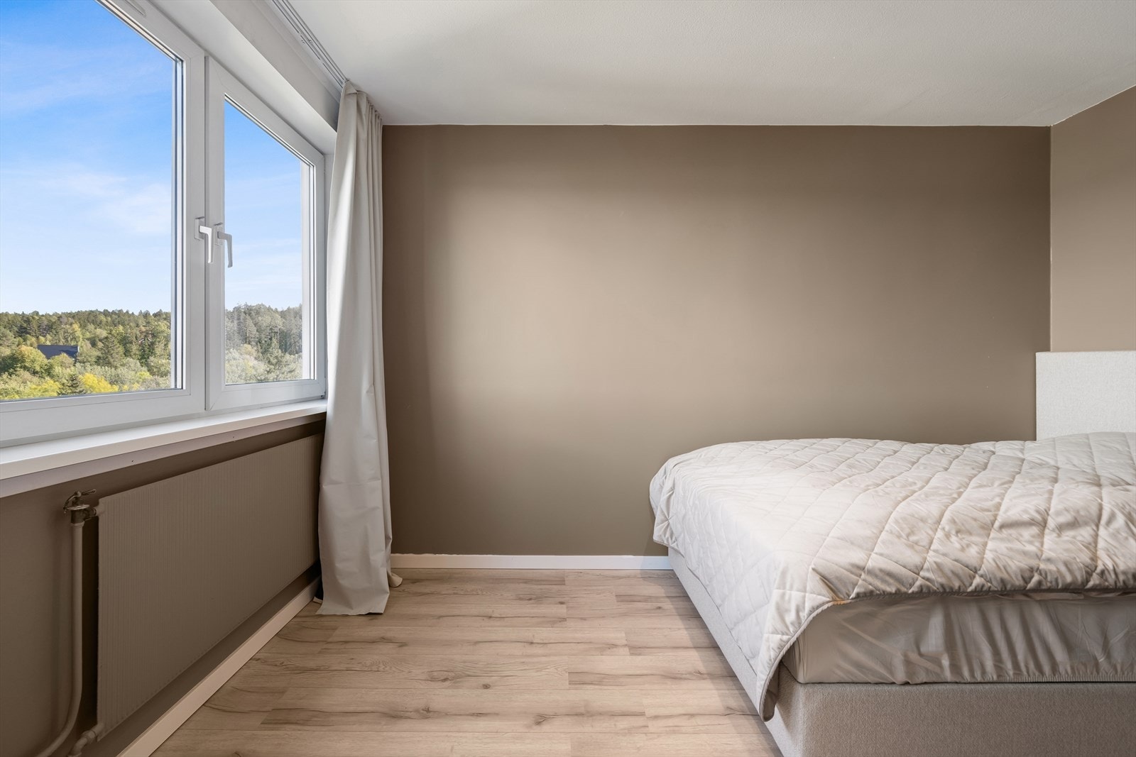 Rommet har fine lysforhold og en behagelig atmosfære. Galleribilde