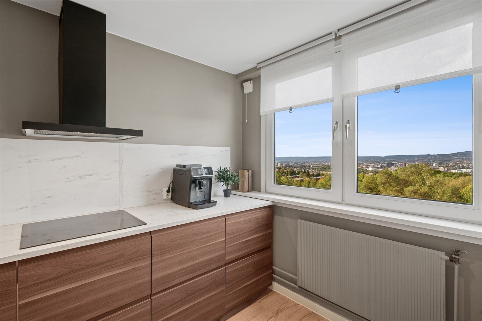 Fra kjøkkenet har du nydelig utsikt over nærområdet. Galleribilde