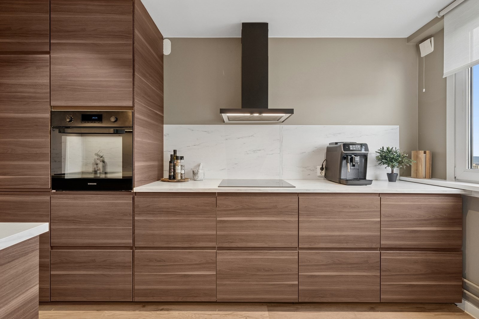 Leiligheten har et lyst og moderne kjøkken fra nyere tid. Galleribilde