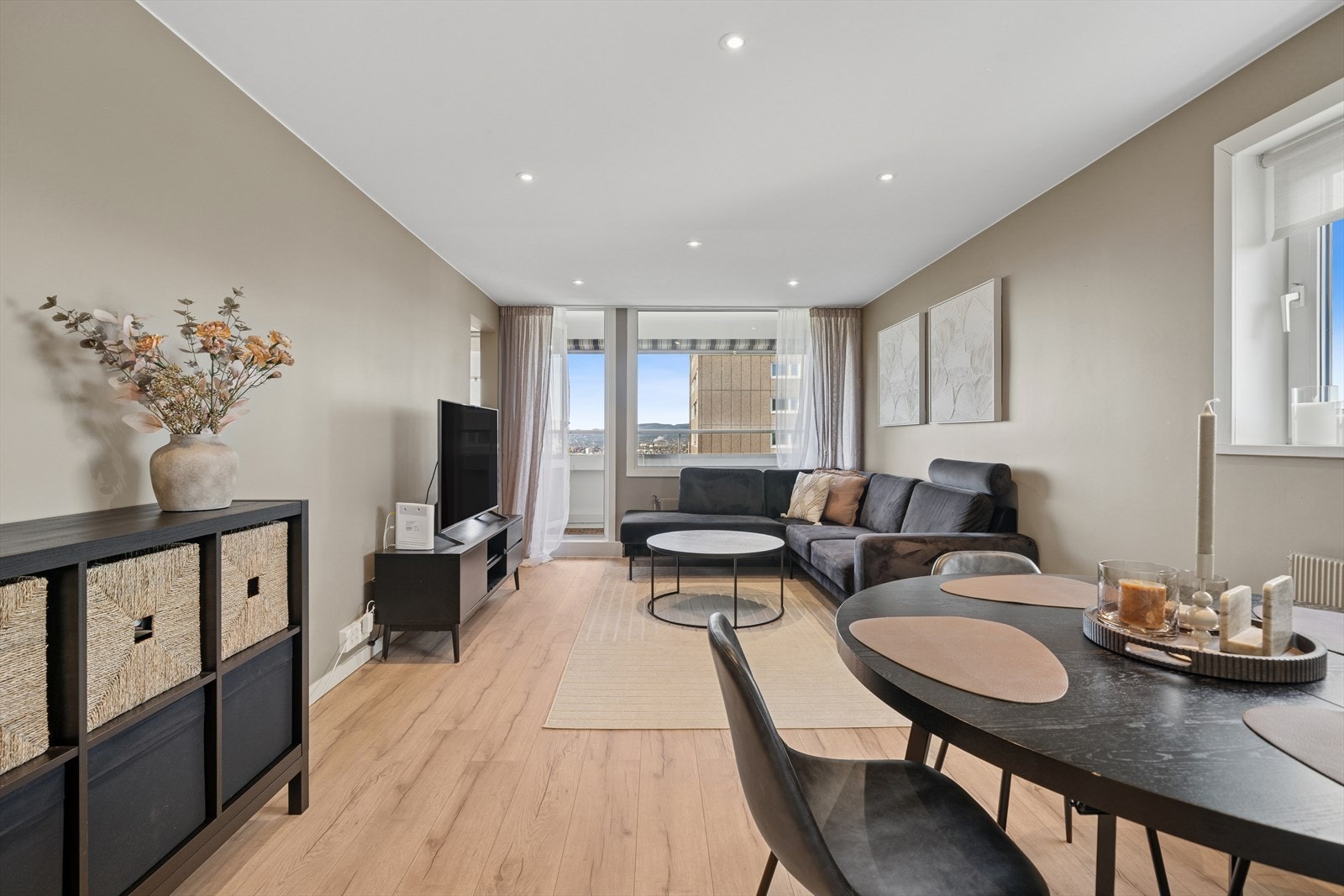 Delikat og romslig stue med gode møbleringsmuligheter. Galleribilde