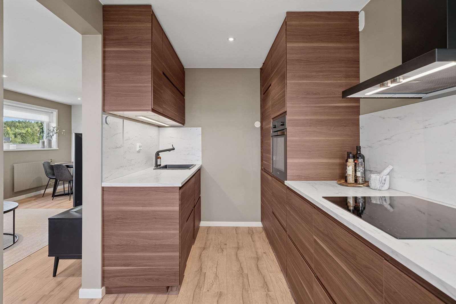 Kjøkkenet er funksjonelt utformet med gode arbeidsforhold samt rikelig med skap- og benkeplass. Galleribilde