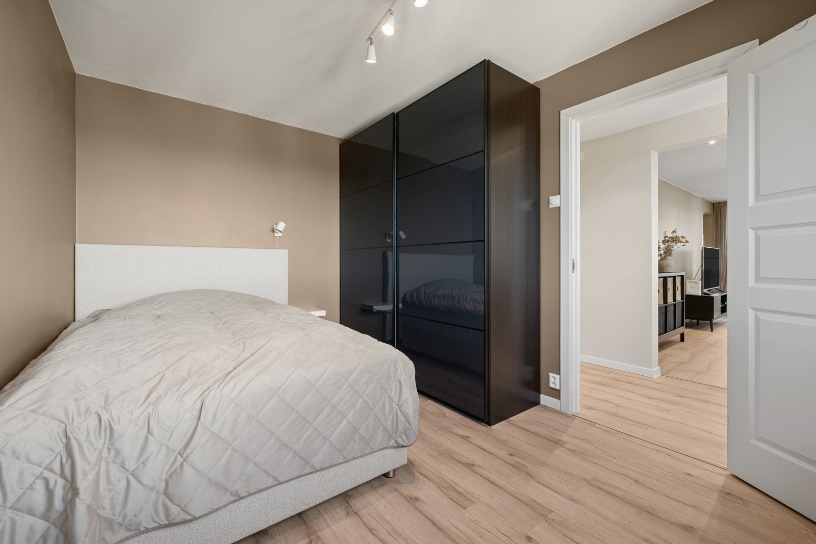 Soverommet i leiligheten er lyst og innbydende. Galleribilde