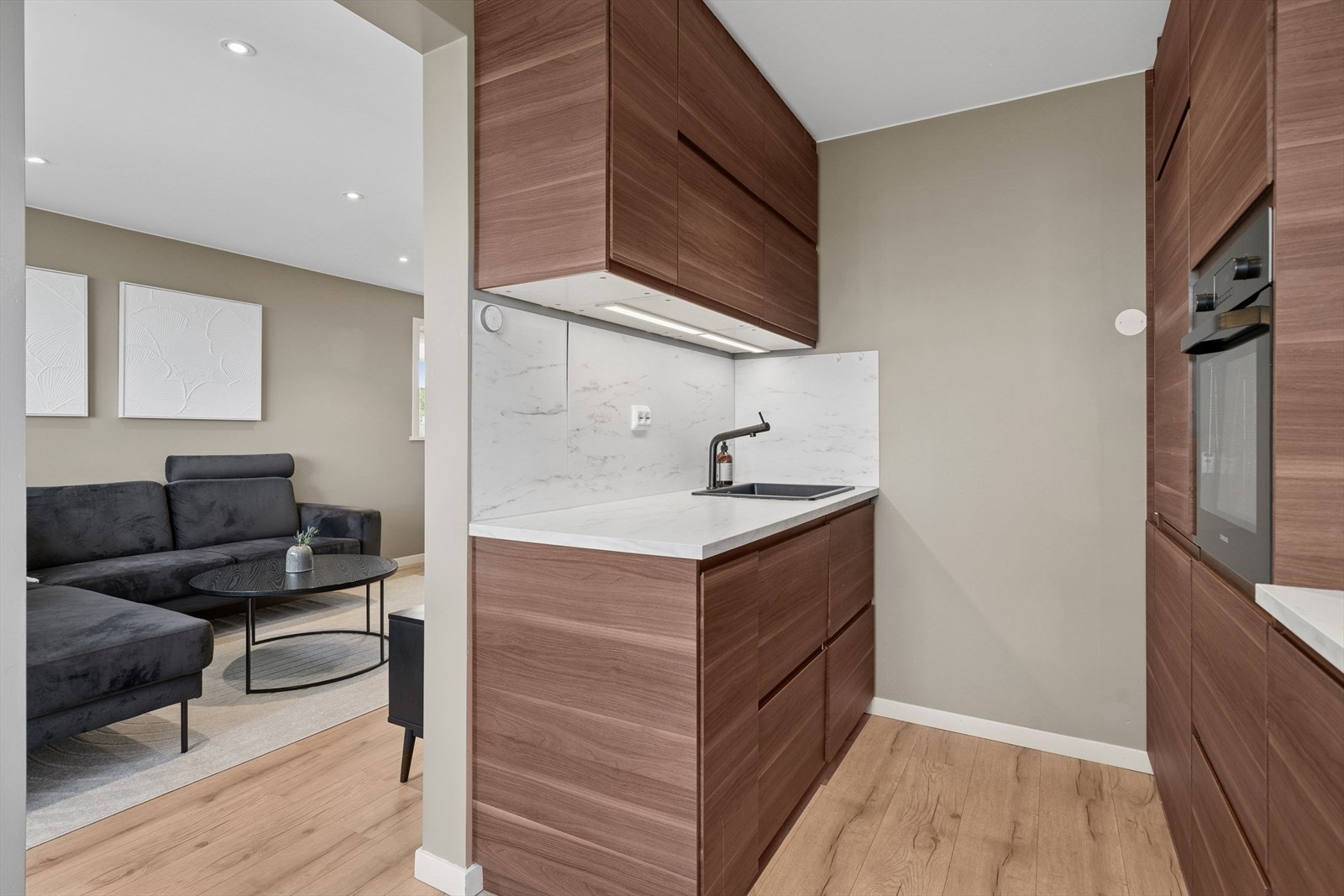 Kjøkkenet har benkeplater av laminat med nedfelt kum i kompositt e.l. og ett-greps blandebatteri. Galleribilde