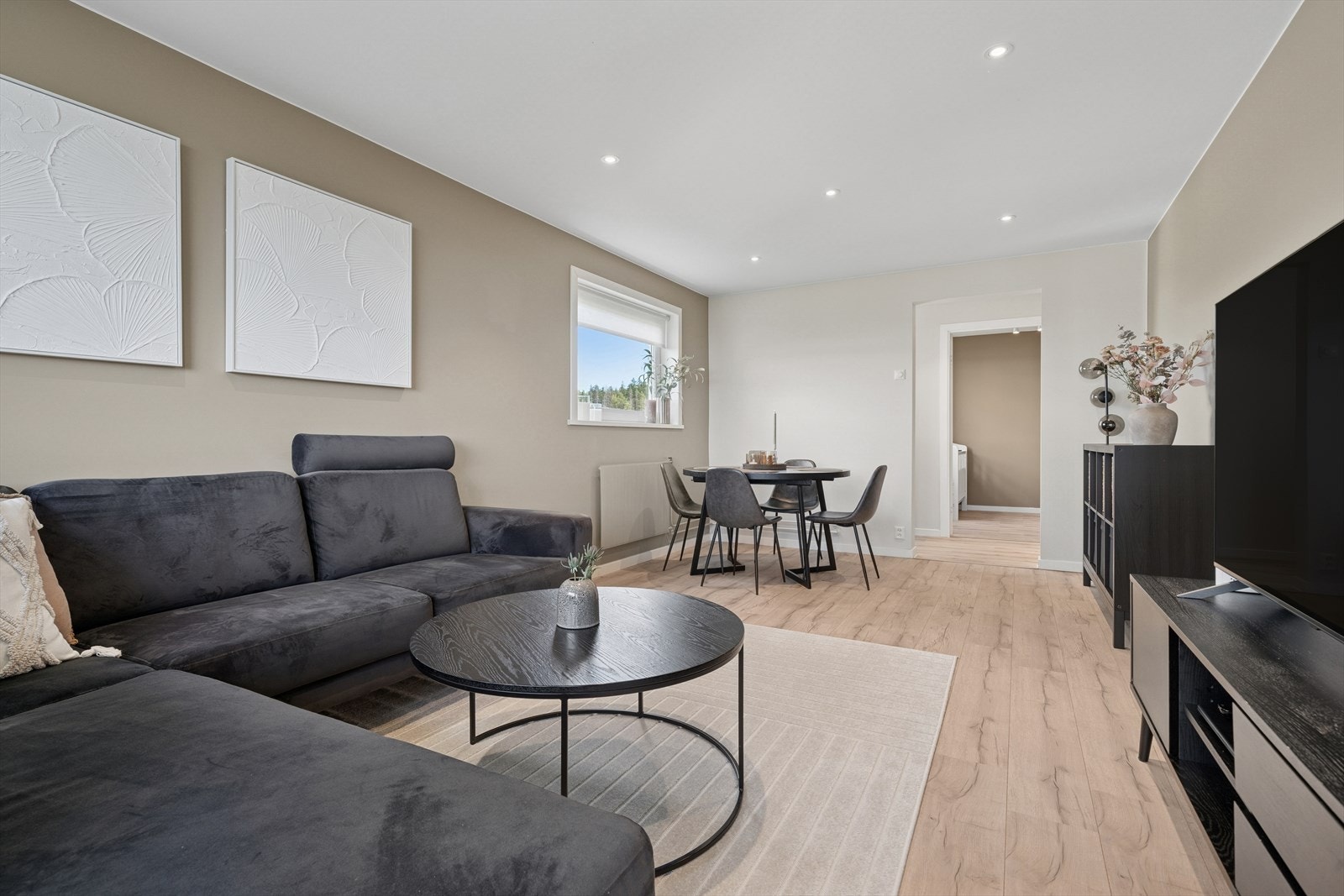 Stuen er et sosialt samlingspunkt for familie og venner, og passer ypperlig for store sammenkomster således som for avslapping. Galleribilde