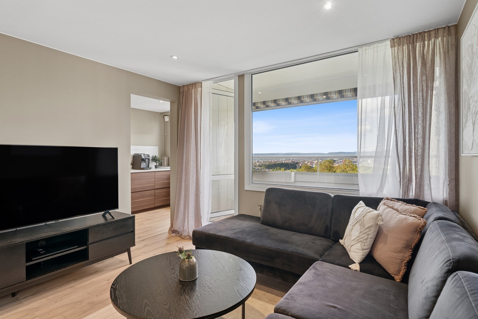 Her er det god plass til mediebenk, sofagruppe og bord. Galleribilde