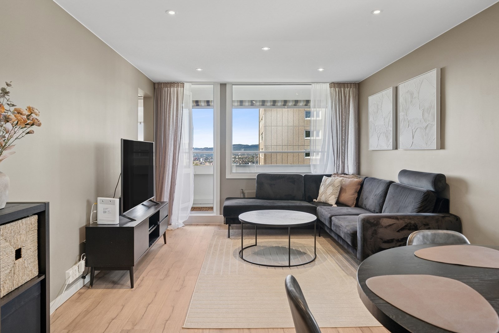 Fra stuen har du adgang til en nydelig Nordvestvendt balkong på 5 kvm. Galleribilde