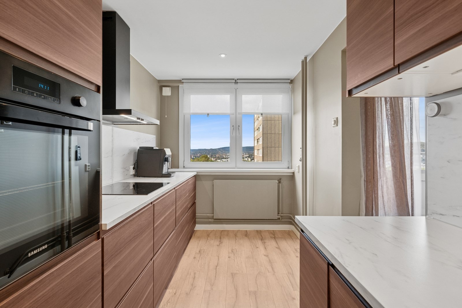 Kjøkkeninnredning består av under-/overskap og høyskap. Galleribilde