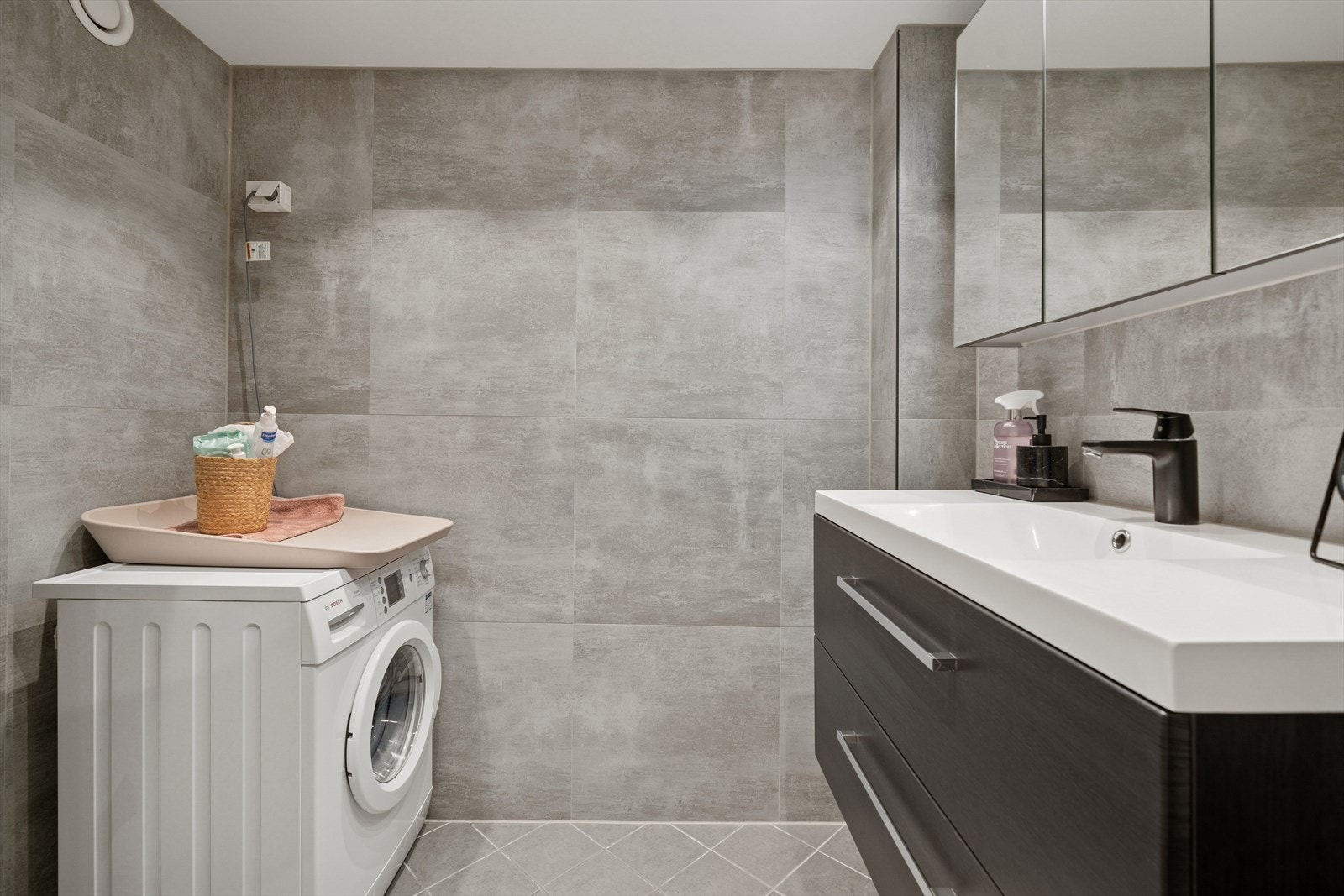 Flott bad fra 2013 med varmekabler og opplegg for vaskemaskin. Galleribilde