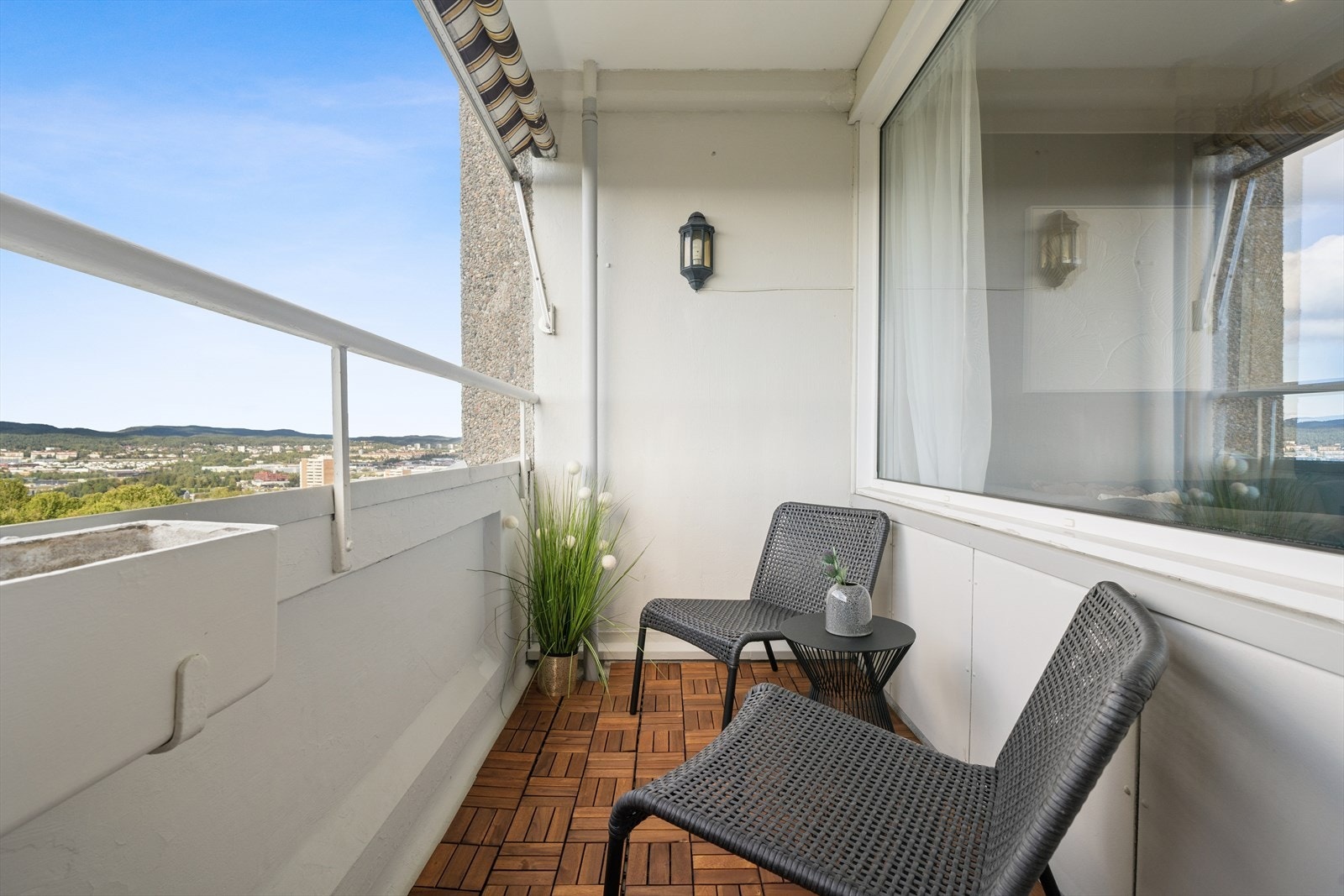 Her er det god plass til å sette utemøblene sine og virkelig nyte de herlige omgivelsene. Galleribilde