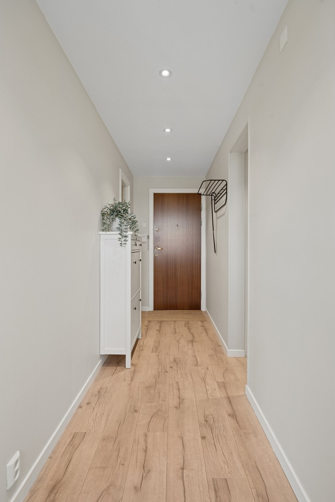 Her er det god plass til å sette fra deg sko og henge fra deg yttertøy. Galleribilde