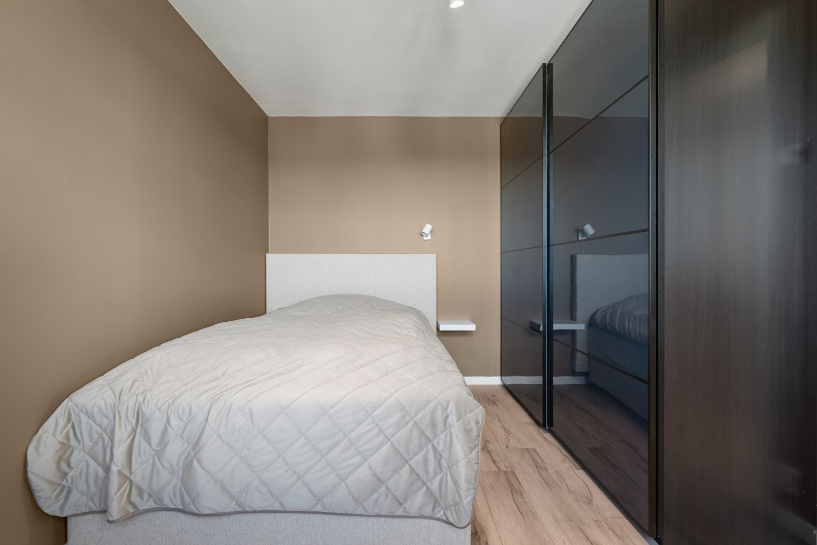 Rommet har plass til dobbeltseng og en romslig garderobeløsning som gir gode oppbevaringsmuligheter. Galleribilde