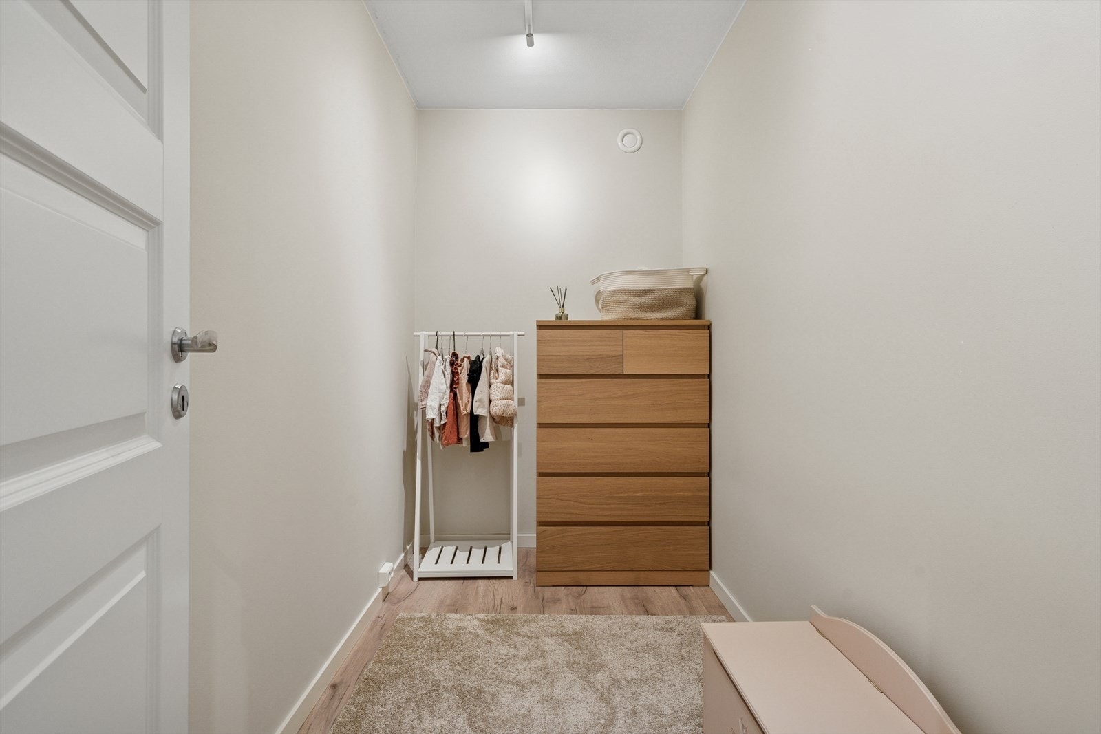 Praktisk ekstra rom med mulighet for både oppbevaring og kontorplass. Galleribilde