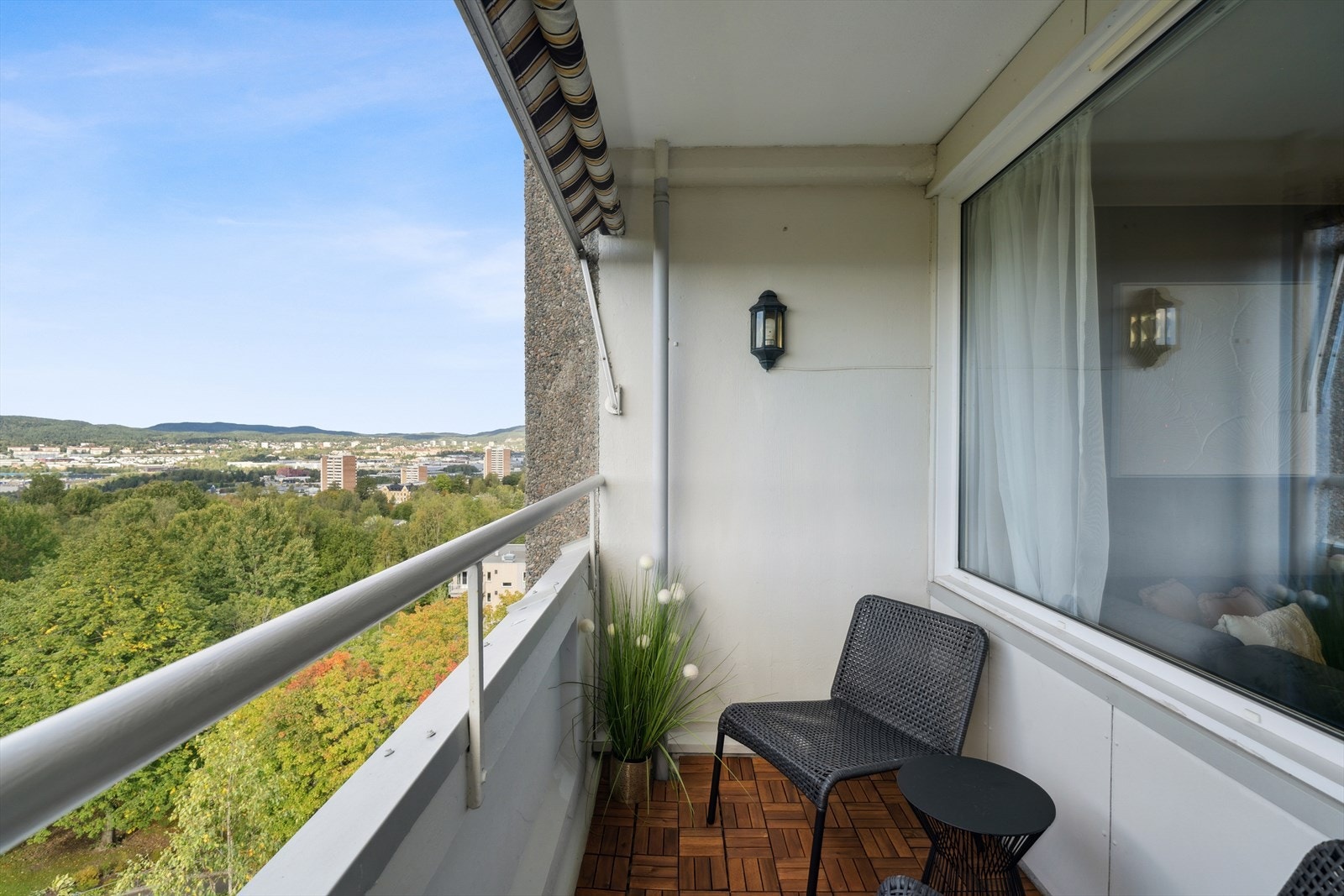 Balkongen fungerer som en fin forlengelse av stuen og kan nytes store deler av året. Galleribilde