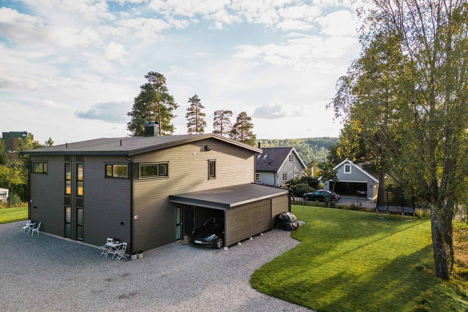 Romslig innkjørsel med flere parkeringsmuligheter. Galleribilde