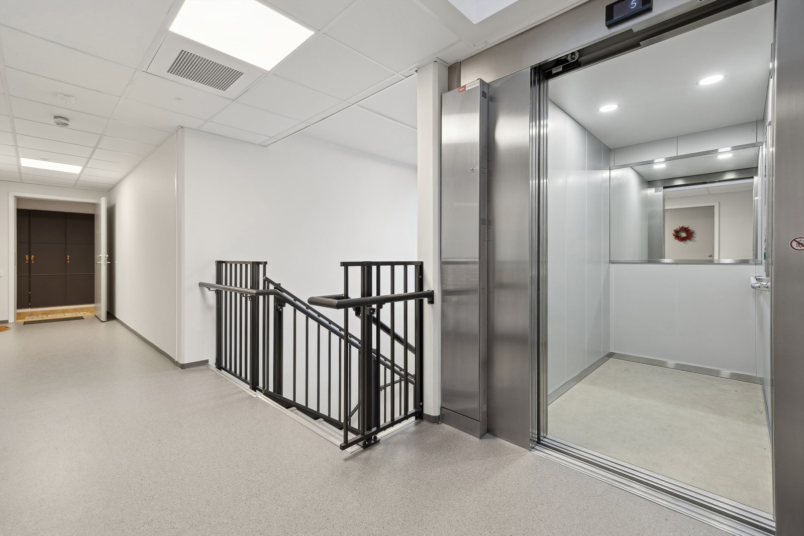 Heisen går helt fra garasjekjeller og opp til samme plan som leiligheten - døren til venstre er inngang til leiligheten Galleribilde