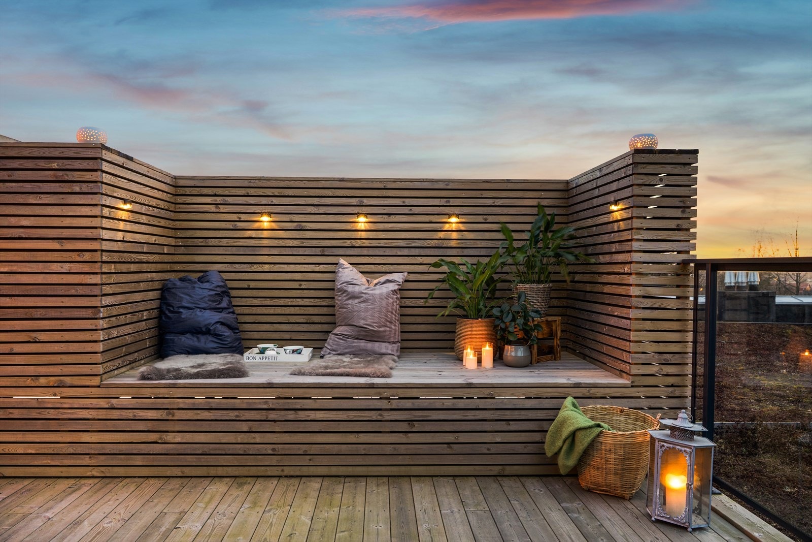 Koselig plassbygget benk som ligger skjermet til med fine skyggeforhold - perfekt for deg som vil slappe av med en bok på en sommerdag! Galleribilde