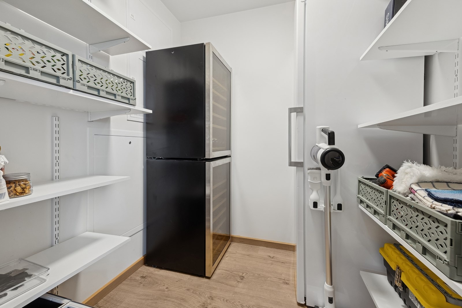 Praktisk bod/teknisk rom i tilknytning til kjøkkenet - god plass til både oppbevaring og ekstra kjøle/fryseskap! Galleribilde