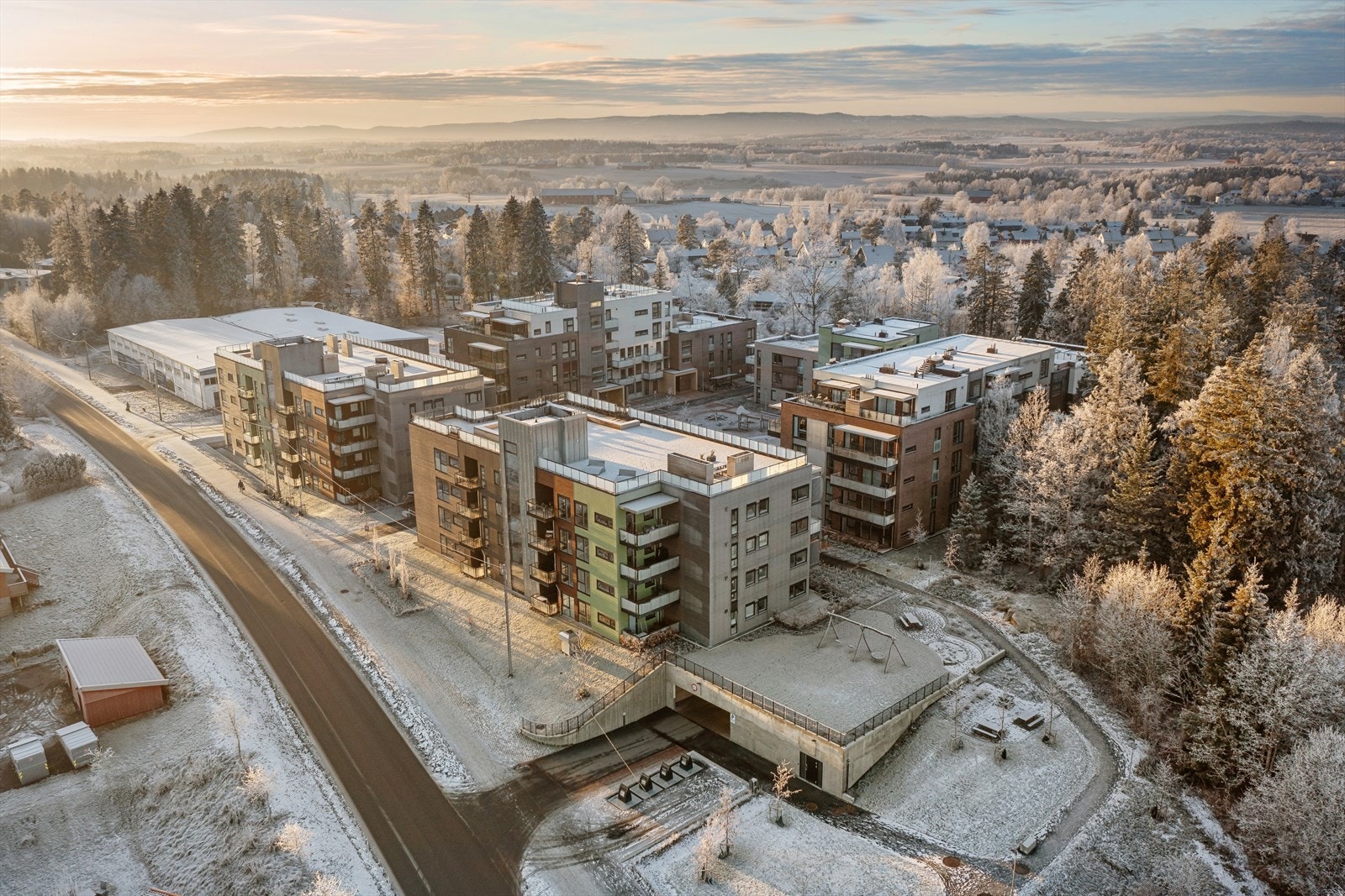 Brekketunet ligger sentralt med ca. 9 minutter gangavstand fra Ås togstasjon - fra stasjonen er det ca. 17 minutter til Oslo S med tog Galleribilde