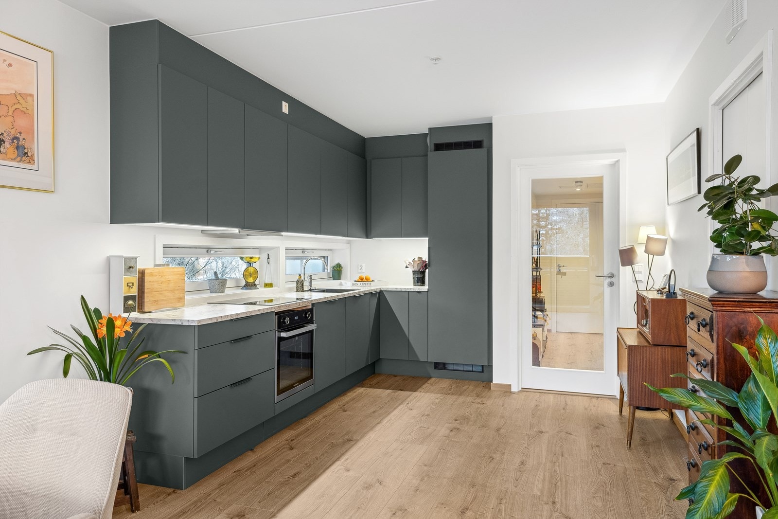 Romslig kjøkken med god benkeplass og rikelig med oppbevaring i både skuffer og skap Galleribilde