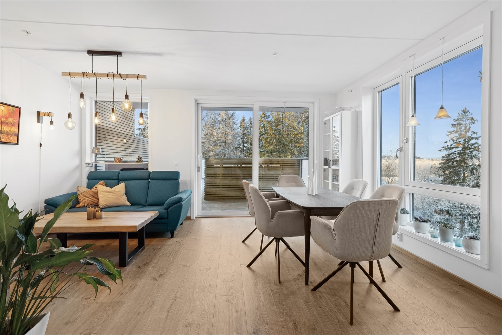 Fra stuen har man en direkte utgang til en privat takterrasse på hele 37 m² med gode solforhold Galleribilde