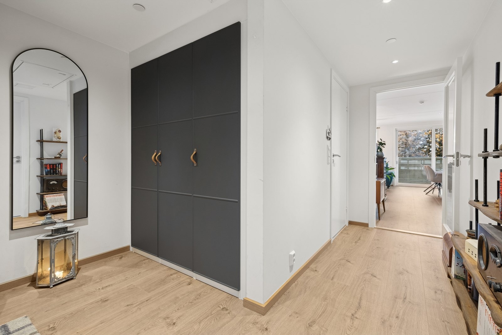 Stor og fin entré med innebygget garderobeløsning - praktisk for oppbevaring av yttertøy! Galleribilde